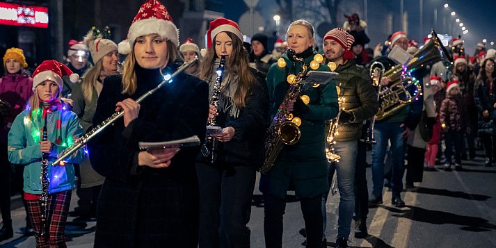 Mikołajkowa parada przeszła ulicami Kościana [ZDJĘCIA]