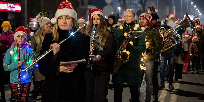 Mikołajkowa parada przeszła ulicami Kościana [ZDJĘCIA]