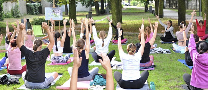 Joga na trawie w Parku KOK-89558