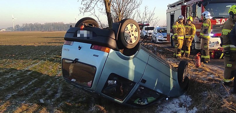 Dachował Cinquecento pomiędzy Morownicą a Bronikowem [ZDJĘCIA]
