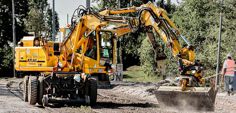 Modernizacja kolei bez kompromisów: koparka dwudrogowa ATLAS kontra wyzwania