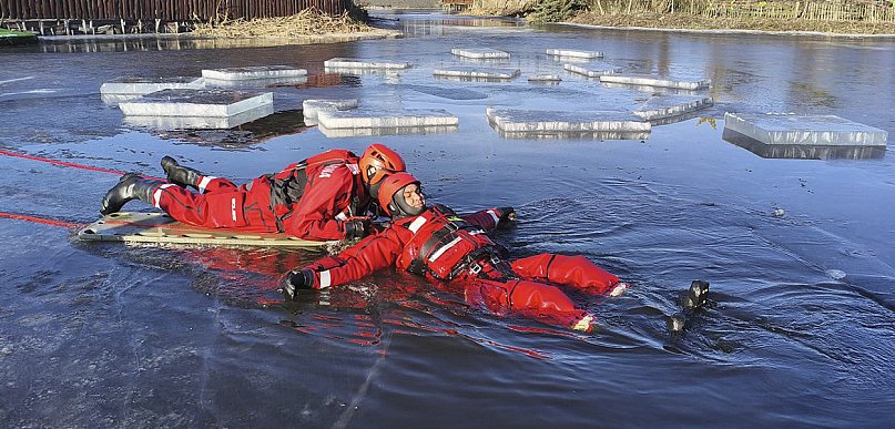 Trenowali ratownictwo na wodzie skutej lodem [ZDJĘCIA]