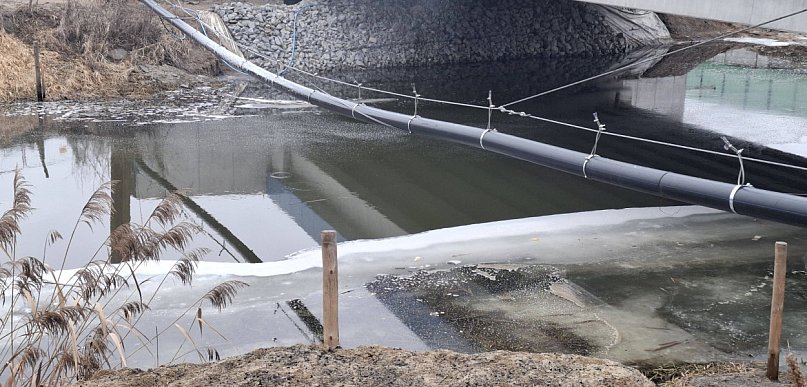 Nieznana substancja na kanale Obry w Kiełczewie