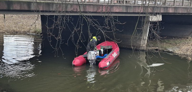 Ponownie oleista ciecz na kanale Obry [ZDJĘCIA]