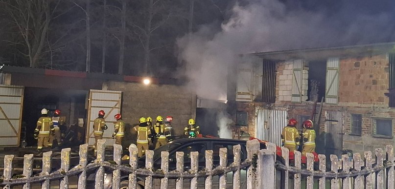 Spalił się budynek gospodarczy w Rąbiniu [ZDJĘCIA]