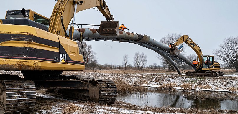 Zniknął łuk z rur nad kanałem Obry na wysokości Kurzej Góry [ZDJĘCIA]