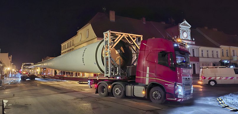 Przejazd kolosów przez Śmigiel nocną porą [ZDJĘCIA, FILM]