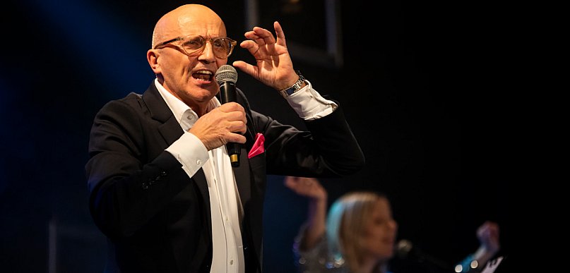 Robert Rozmus na Dzień Kobiet w KOK [ZDJĘCIA, WIDEO]