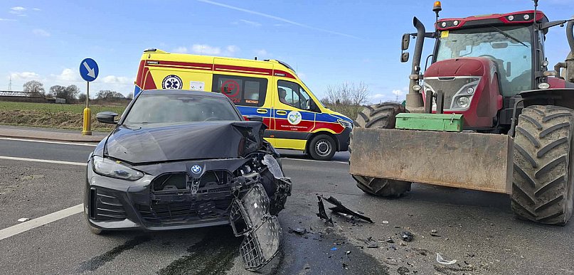 Kolejne zderzenie na wyjeździe z Kościana… Tym razem ciągnik z osobówką [ZDJĘCIA]