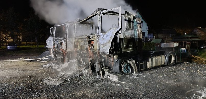 Spłonęły dwie ciężarówki w Nietążkowie [ZDJĘCIA]