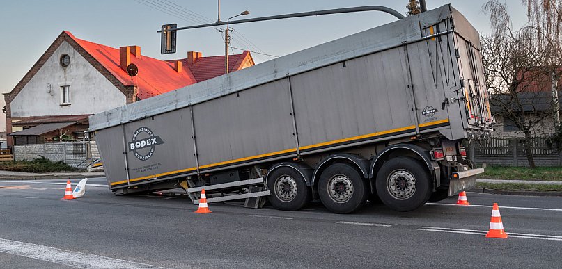 Odczepiła się naczepa na skrzyżowaniu w Racocie [ZDJĘCIA]