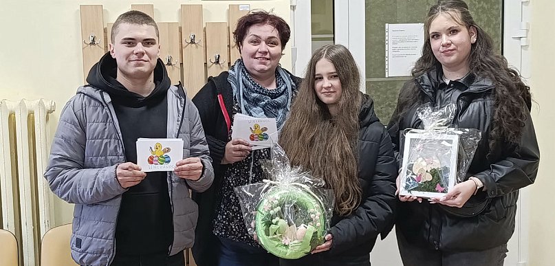 Wizyta uczniów „Ratajczaka” na paliatywie i ZOL oraz upominki dla DPS