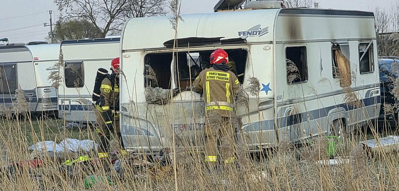 Pożar przyczepy kempingowej. W środku znajdował się pies [ZDJĘCIA]