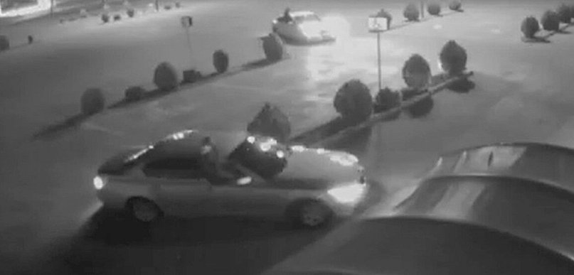 Jeździli po parkingu siedząc na drzwiach auta. Dostali mandaty [NAGRANIE]