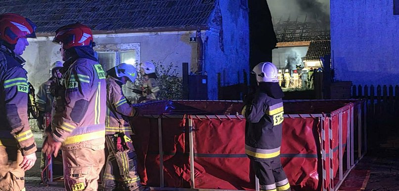 Pożar stodoły w Rąbiniu. Płonął cały budynek [ZDJĘCIA]