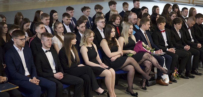 Uroczystość zakończenia szkoły przez maturzystów „Ratajczaka” [ZDJĘCIA]