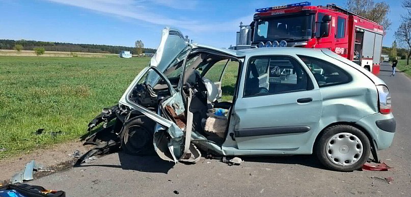 Uderzył w drzewo na drodze do Wonieścia [ZDJĘCIA]