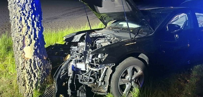 Uderzył w drzewo na drodze z Piotrowa Pierwszego [ZDJĘCIA]