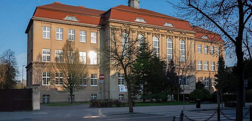 Podpisano umowę na wymianę okien w budynku „Kolberga” w Kościanie