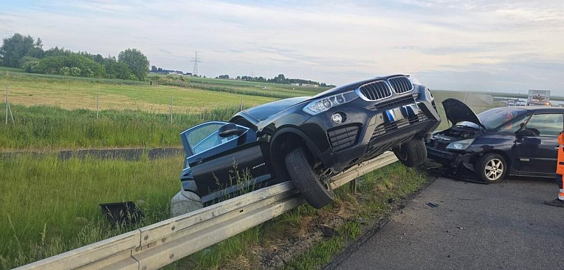 Zdarzenie drogowe na S5. Auto zawisnęło na barierkach [ZDJĘCIA]