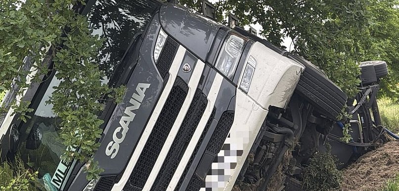 Ciężarówka z cysterną wpadła do rowu