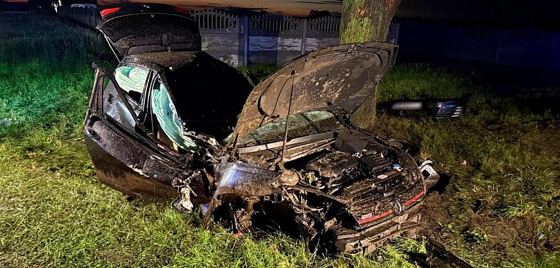 Groźny wypadek za Jerką. Wypadli z drogi i uderzyli w drzewo [ZDJĘCIA]