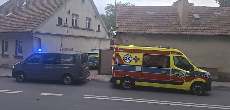 Nożownik zabarykadował się w mieszkaniu. Był agresywny [ZDJĘCIA]