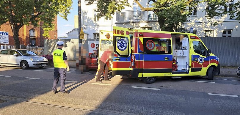 Kierowca stracił przytomność podczas jazdy. Świadkowie udzielili mu pomocy