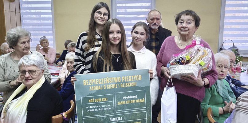 „Dwójka” bierze udział w akcji „Odblaskowa szkoła”. Odwiedzili seniorów [ZDJĘCIA] - 89585