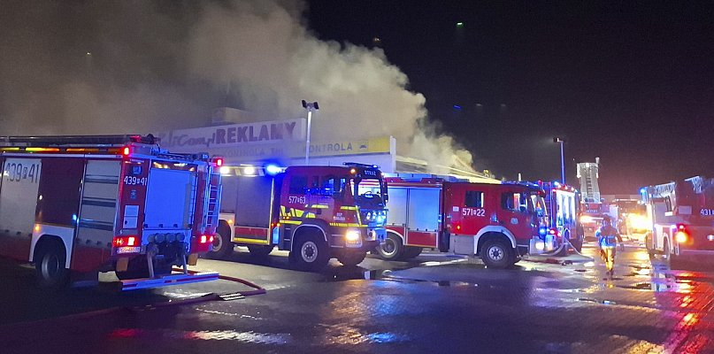Ogromny pożar w Rawiczu. Gaszą go m.in. strażacy z Racotu [ZDJĘCIA, FILM] - 90087