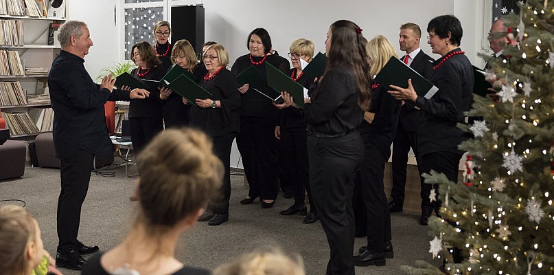 Kolędy i pastorałki w bibliotece. Koncert Chóru Kameralnego [ZDJĘCIA] - 90163