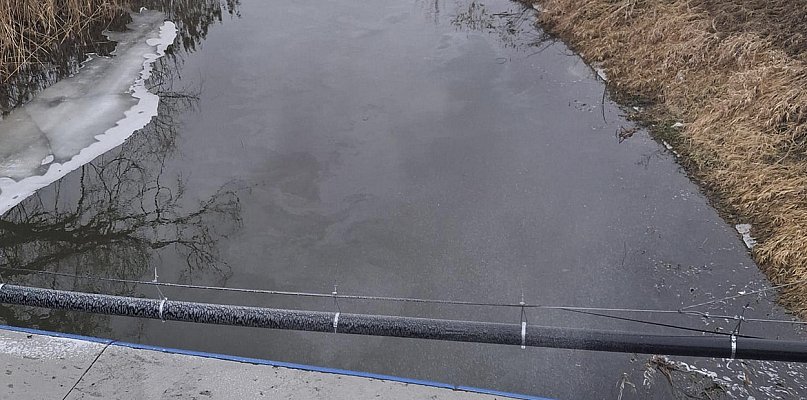 Nieznana substancja na kanale Obry w Kiełczewie