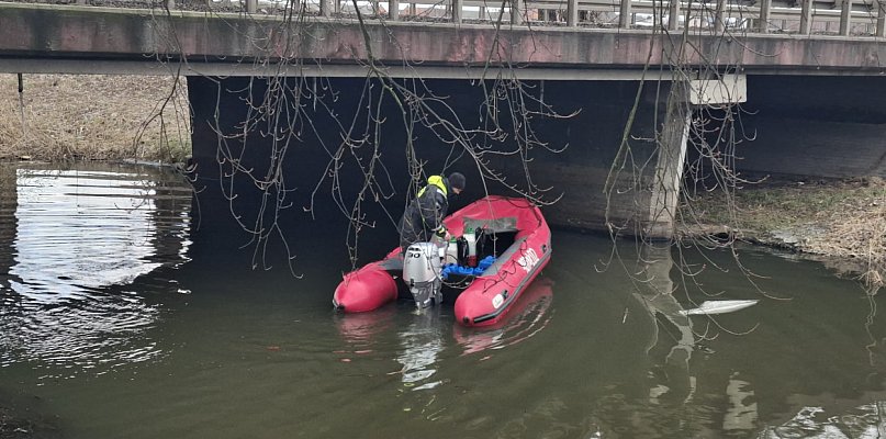 Ponownie oleista ciecz na kanale Obry [ZDJĘCIA]