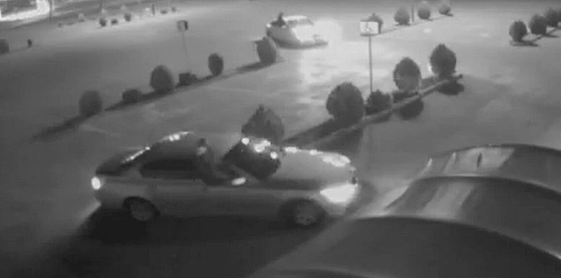 Jeździli po parkingu siedząc na drzwiach auta. Dostali mandaty [NAGRANIE]