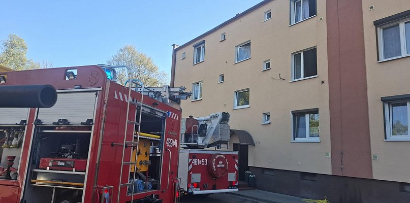 Pożar mieszkania w bloku w Gryżynie [ZDJĘCIA]