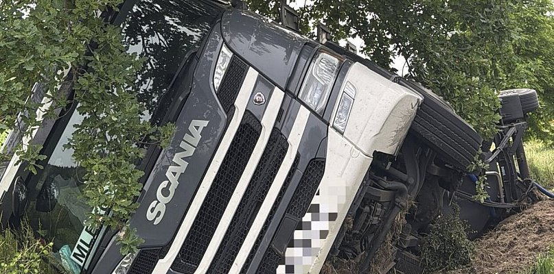 Ciężarówka z cysterną wpadła do rowu
