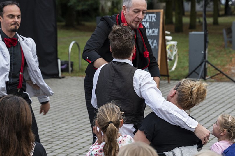 Finał wakacji z kolorem i humorem w KOK