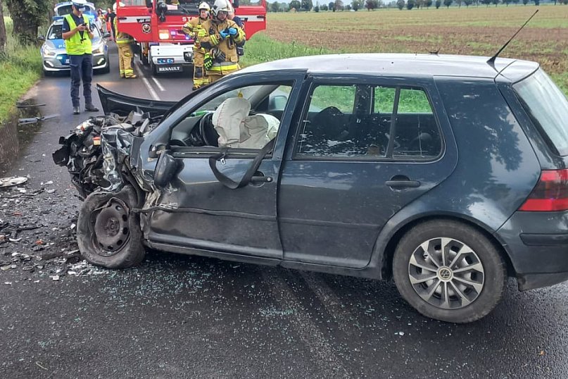 Czołowe zderzenie dwóch pojazdów