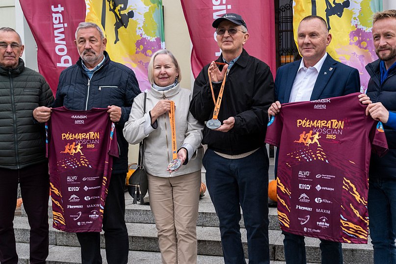 Zaprezentowano medale i koszulki na Półmaraton