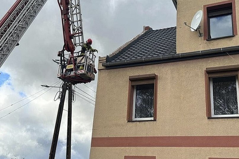 Zerwany dach i powalone drzewa