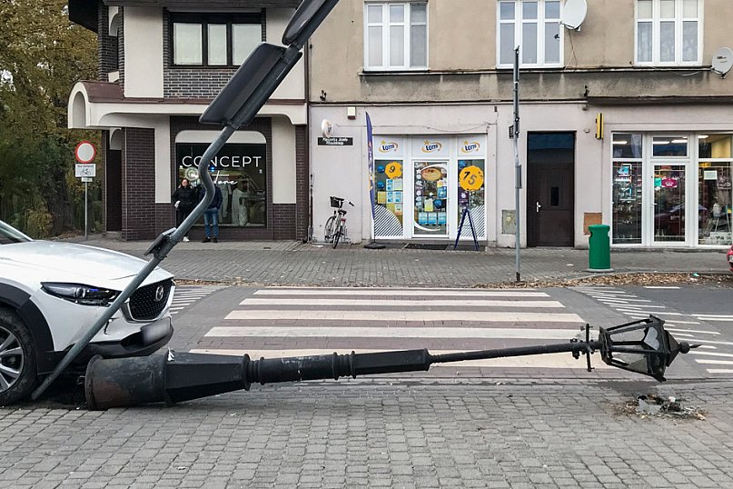 Uderzył w lampę przed przejściem dla pieszych