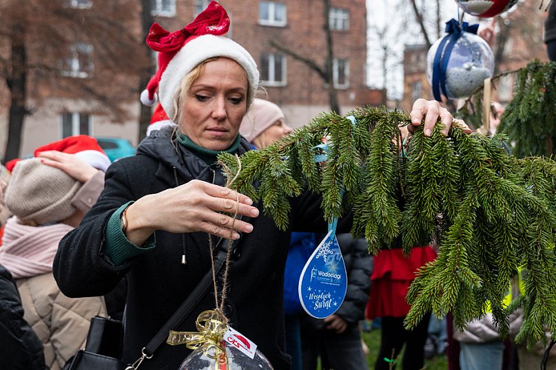 Wspólne dekorowanie choinki na Placu Wolności