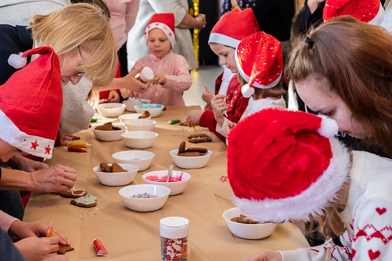 Wspólne zdobienie pierników z Dziećmi Niezwykłymi