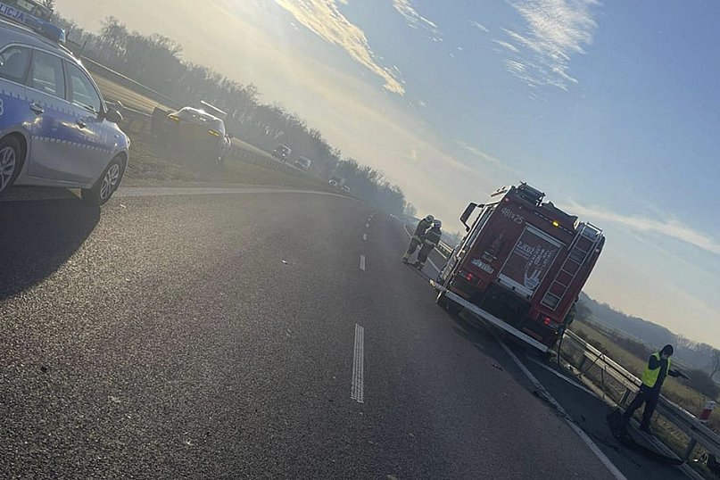 Auto wypadło z drogi na S5 i dachowało