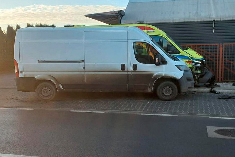 Zderzenie karetki pogotowia z busem w Krzywiniu