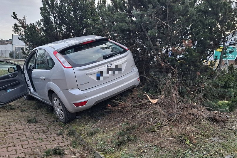 Senior wjechał na wysepkę ronda w Kiełczewie
