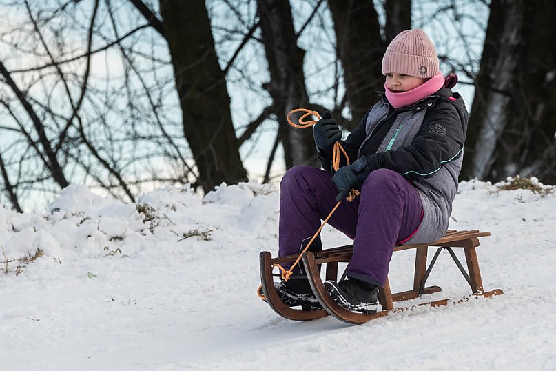 Dzieci szaleją na sztucznym śniegu Ferfety