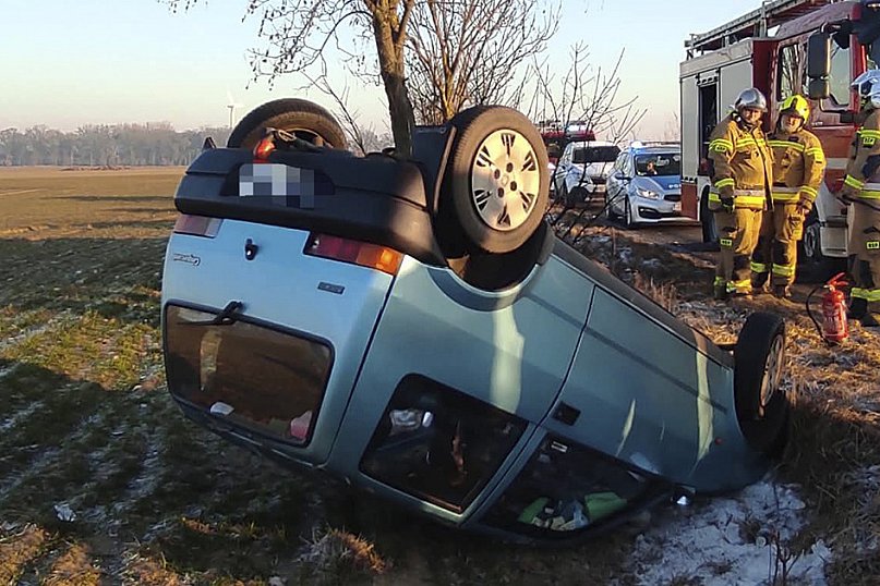 Dachował Cinquecento koło Bronikowa
