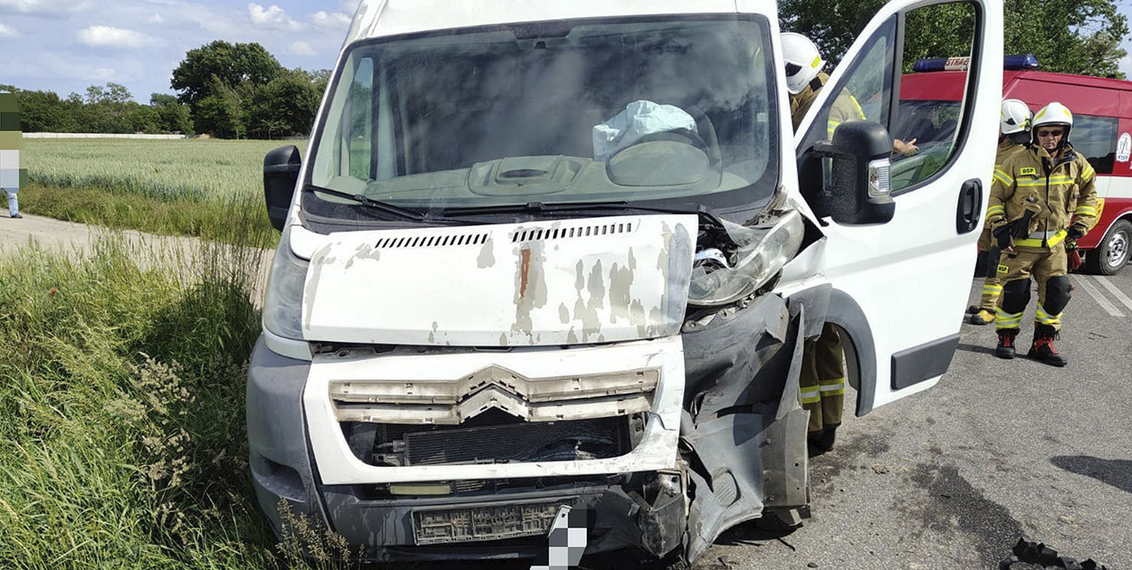 Zderzenie czołowe w Borowie. Nie ustąpił pierwszeństwa [ZDJĘCIA]