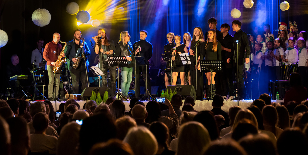 Świąteczny koncert kościańskich artystów. Sala kipiała od emocji [ZDJĘCIA]